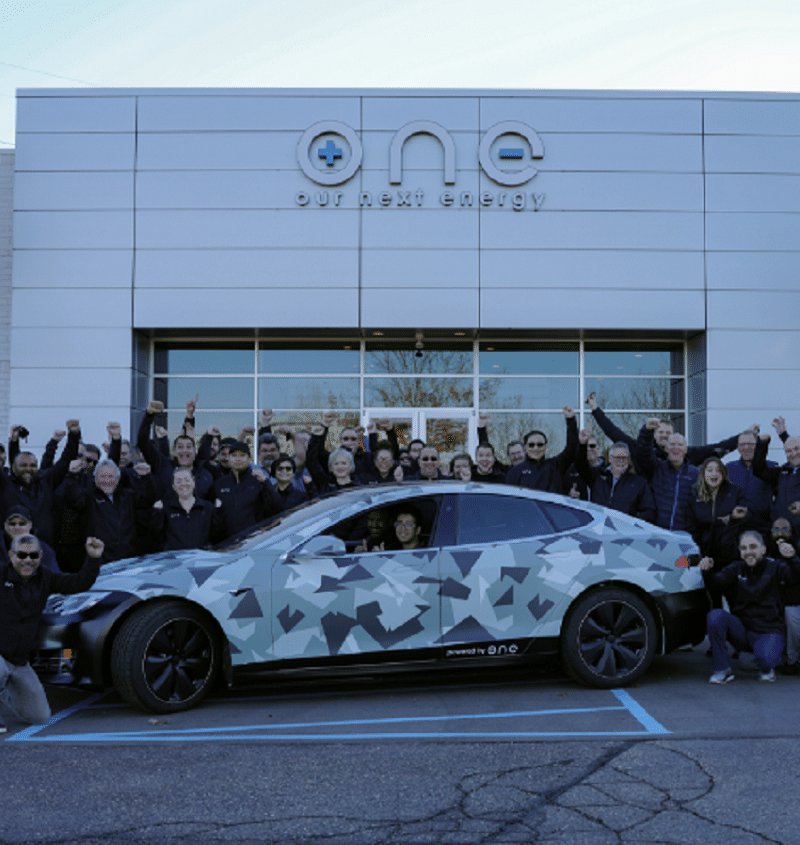 Il team di ONE con la Model S utilizzata nella prova. Credit: Our Next Energy