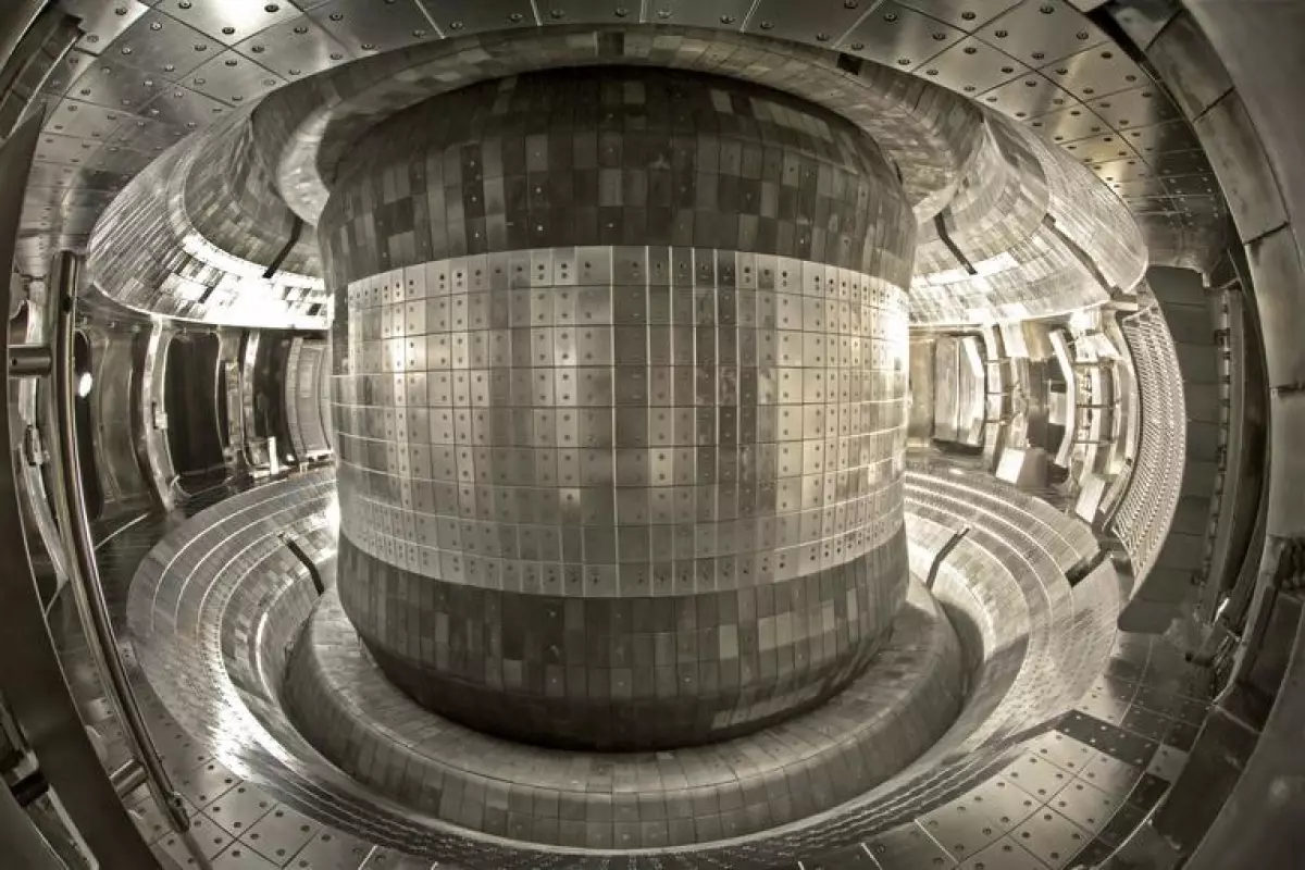 La camera a forma di ciambella del reattore Tokamak a superconduttore avanzato sperimentale della Cina