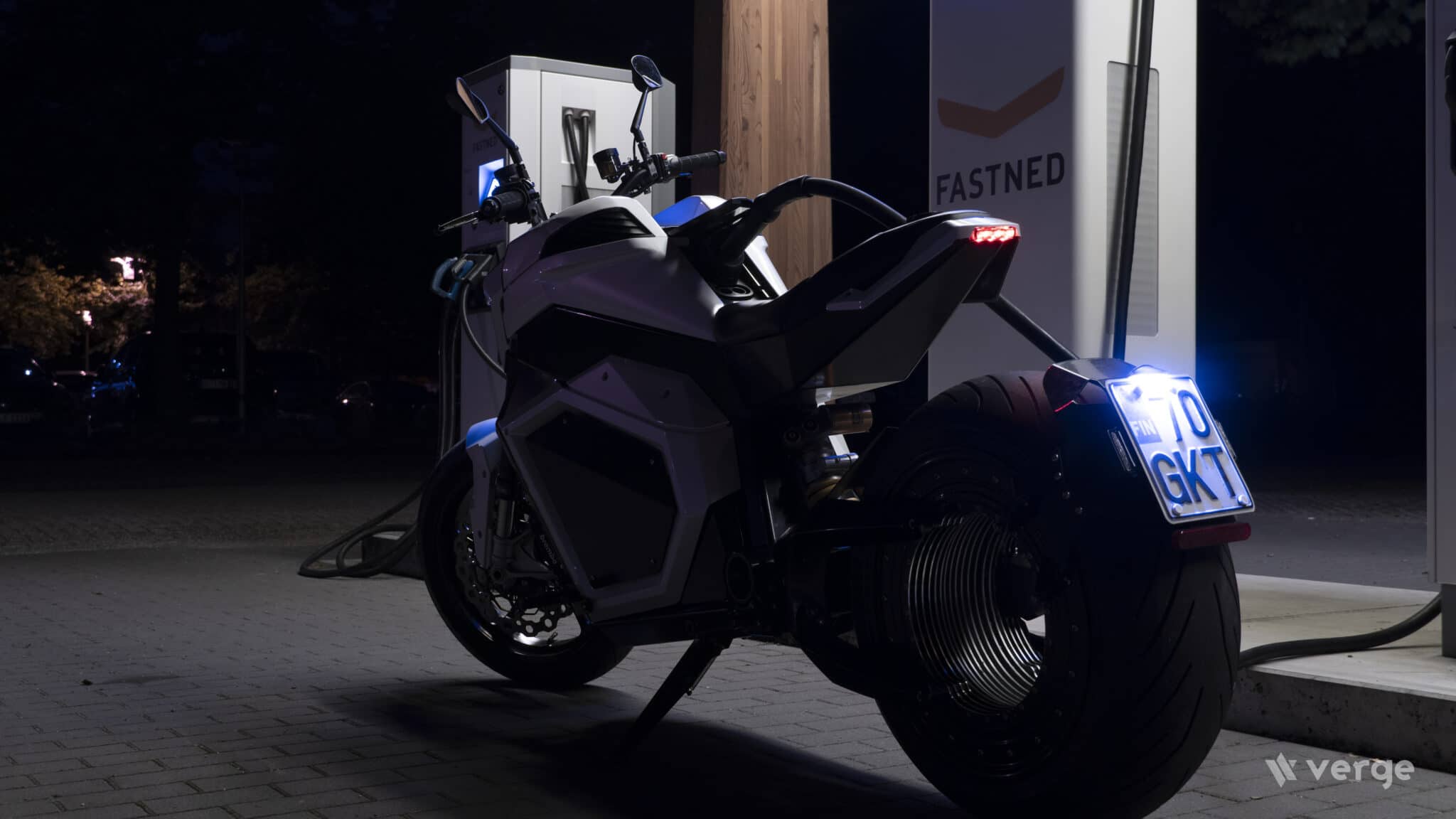 La Verge TS in ricarica presso una colonnina fast-charge. Credit: Verge Motorcycles