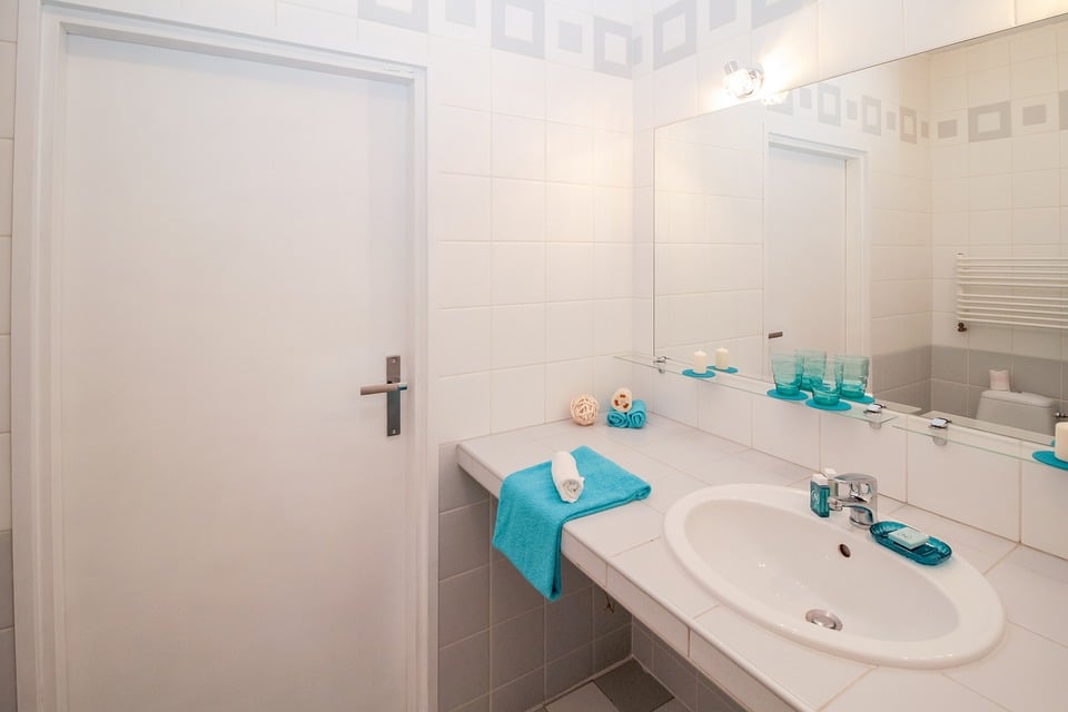 Esempio di bagno di servizio con dimensioni ristrette e lavabo in ceramica. Credits: pixabay.com