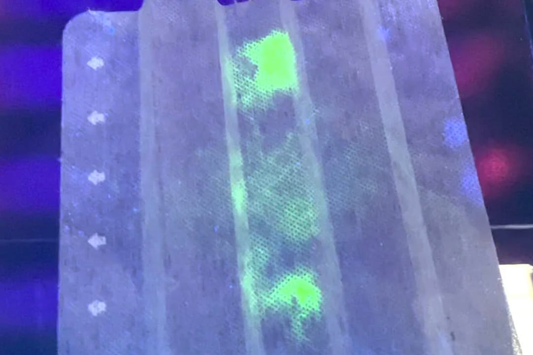 Il filtro si illumina sotto la luce UV quando è presente il COVID. Credits: Kyoto Prefectural University