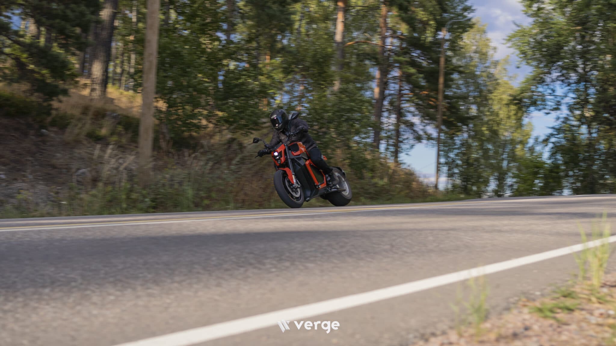La Verge TS guidata su una strada extraurbana. Credit: Verge Motorcycles