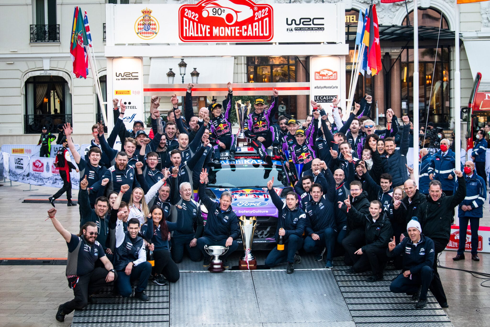 Sébastien Loeb e Isabelle Galmiche celebrano il podio con tutto il team Ford
