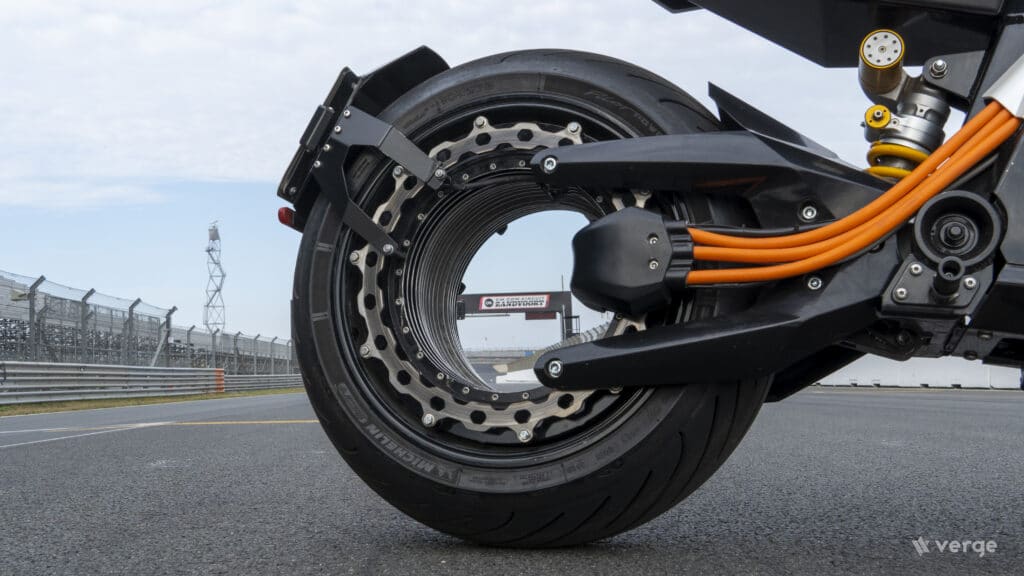 Dettaglio sulla sospensione e sul disco freno posteriori. Credit: Verge Motorcycles.