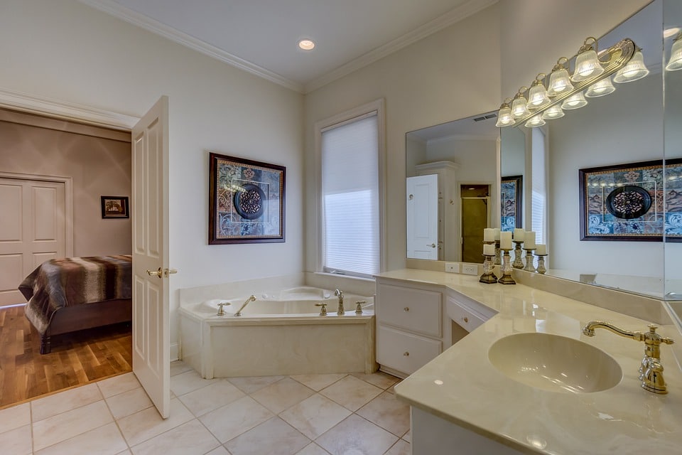 Esempio bagno ampio dotato di lavabo in marmo con ampio appoggio. Credits: pixabay.com