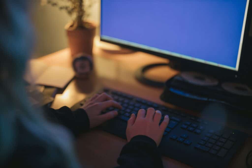 La pirateria online fa uso di divers tecniche per la condivisione di contenuti.