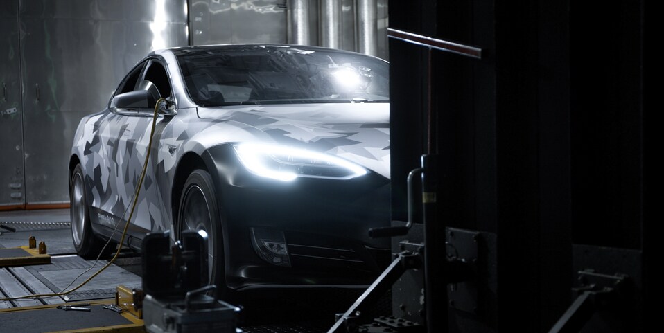 La Tesla Model S equipaggiata con la ONE Gemini 001 al banco prova. Credit: motortrend.com