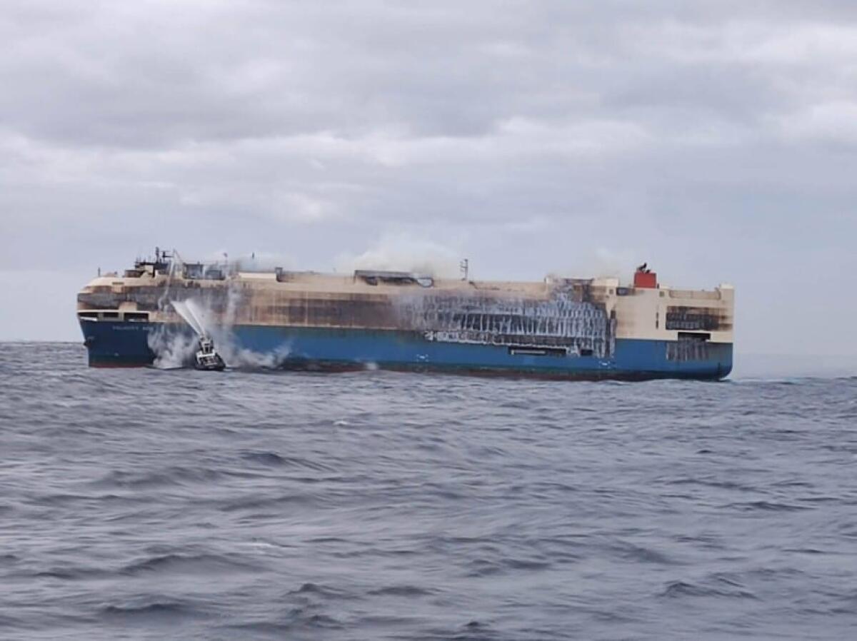 Car carrier in fiamme nelle Azzorre: come procedono i soccorsi? - 