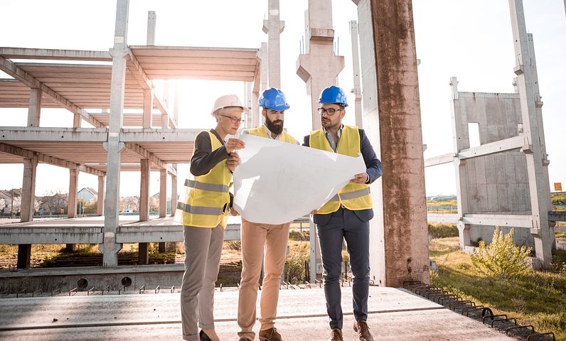 giovani tecnici e cantiere edile, credits: pixabay.com