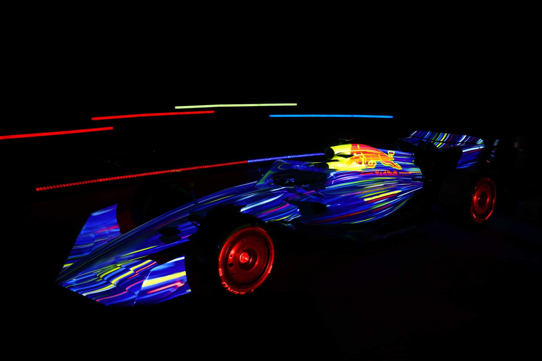 Presentazione della nuova monoposto di Formula 1, la RB18 con un gioco di luci che mostra i messaggi degli utenti