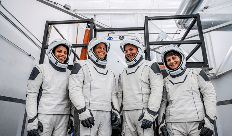 L'equipaggio della missione SpaceX Crew-4, il cui lancio è previsto il 15 aprile, mentre partecipano ad una sessione di addestramento presso la sede di SpaceX a Hawthorne, in California. (Credits: NASA)