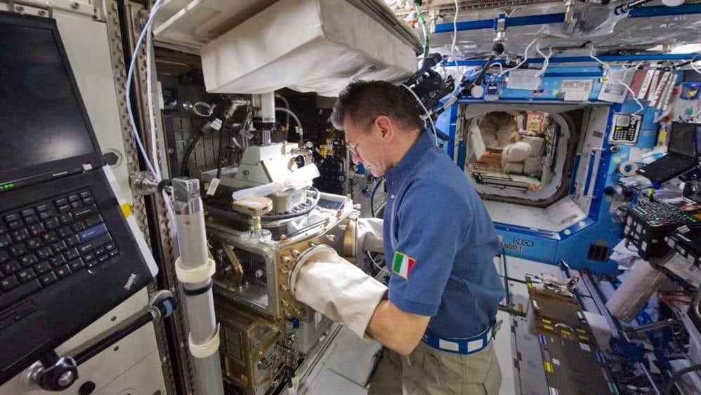 Nespoli durante l'esperimento ARTE (Advanced Research for passive Thermal Exchange). Crediti: NASA