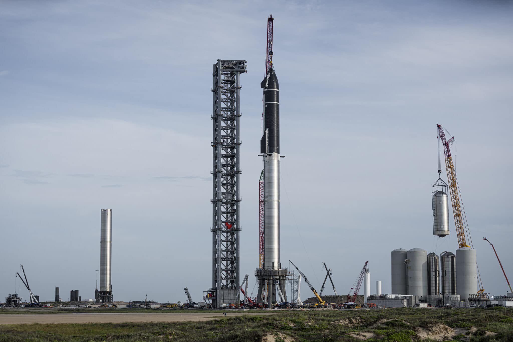 Lavori in corso presso la Starbase di SpaceX in Texas, la Starship e il SuperHeavy insieme a dare il rocket più potente mai costruito. Crediti: SpaxeX.