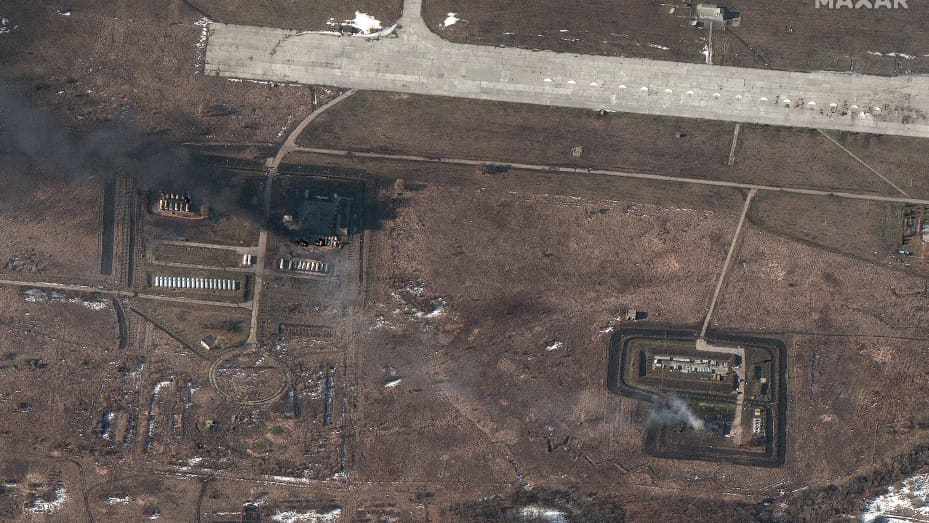 Le immagini satellitari catturate il 24 febbraio 2022 rivelano danni alle aree di stoccaggio del carburante e ad altre infrastrutture aeroportuali dell'aeroporto di Chuhuiv. Credit: Maxar