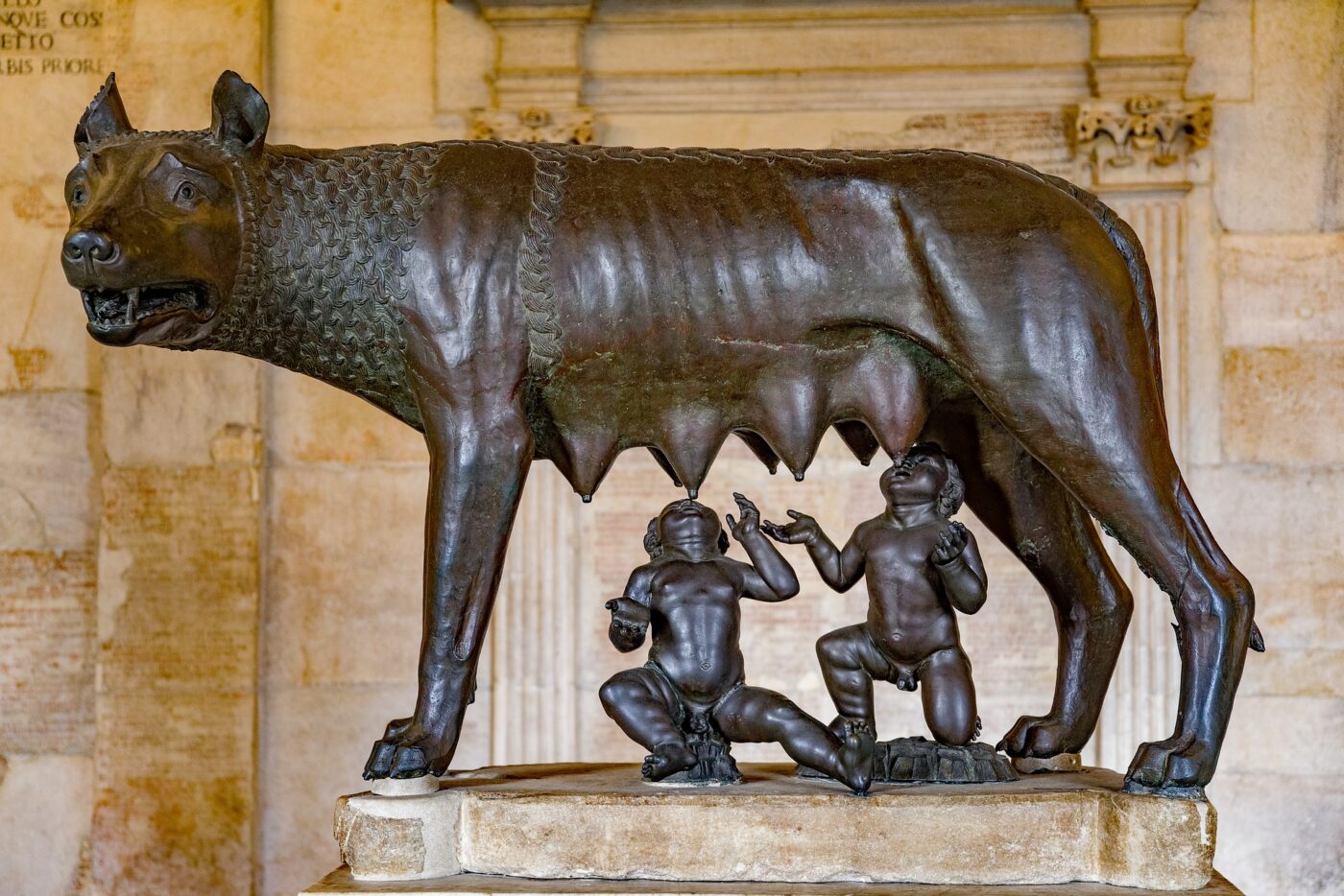 La "Lupa capitolina": scultura simbolo della fondazione di Roma.