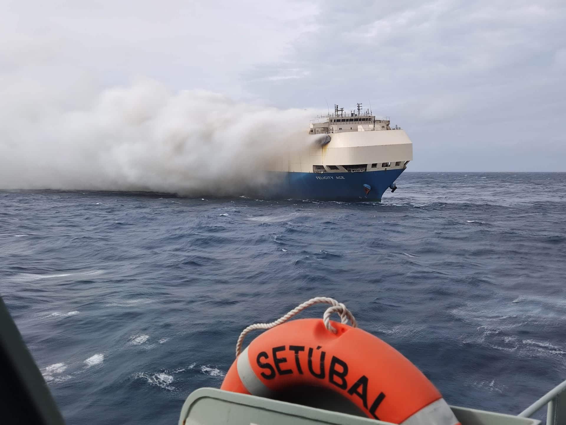 La nave in fiamme vista dal pattugliatore oceanico Setubal. Fonte: Marina Portoghese