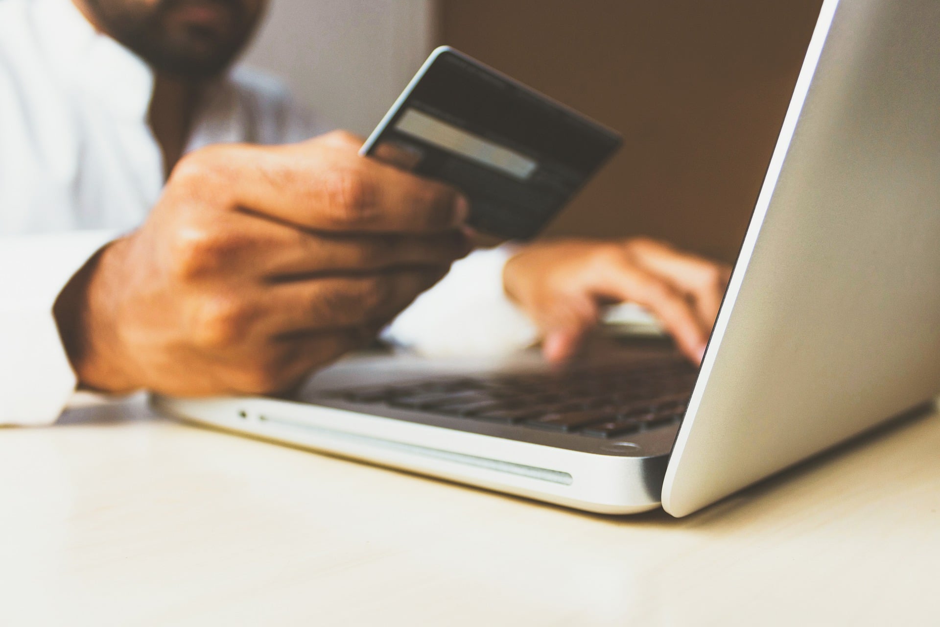 Conti correnti: è caccia alle offerte sul web