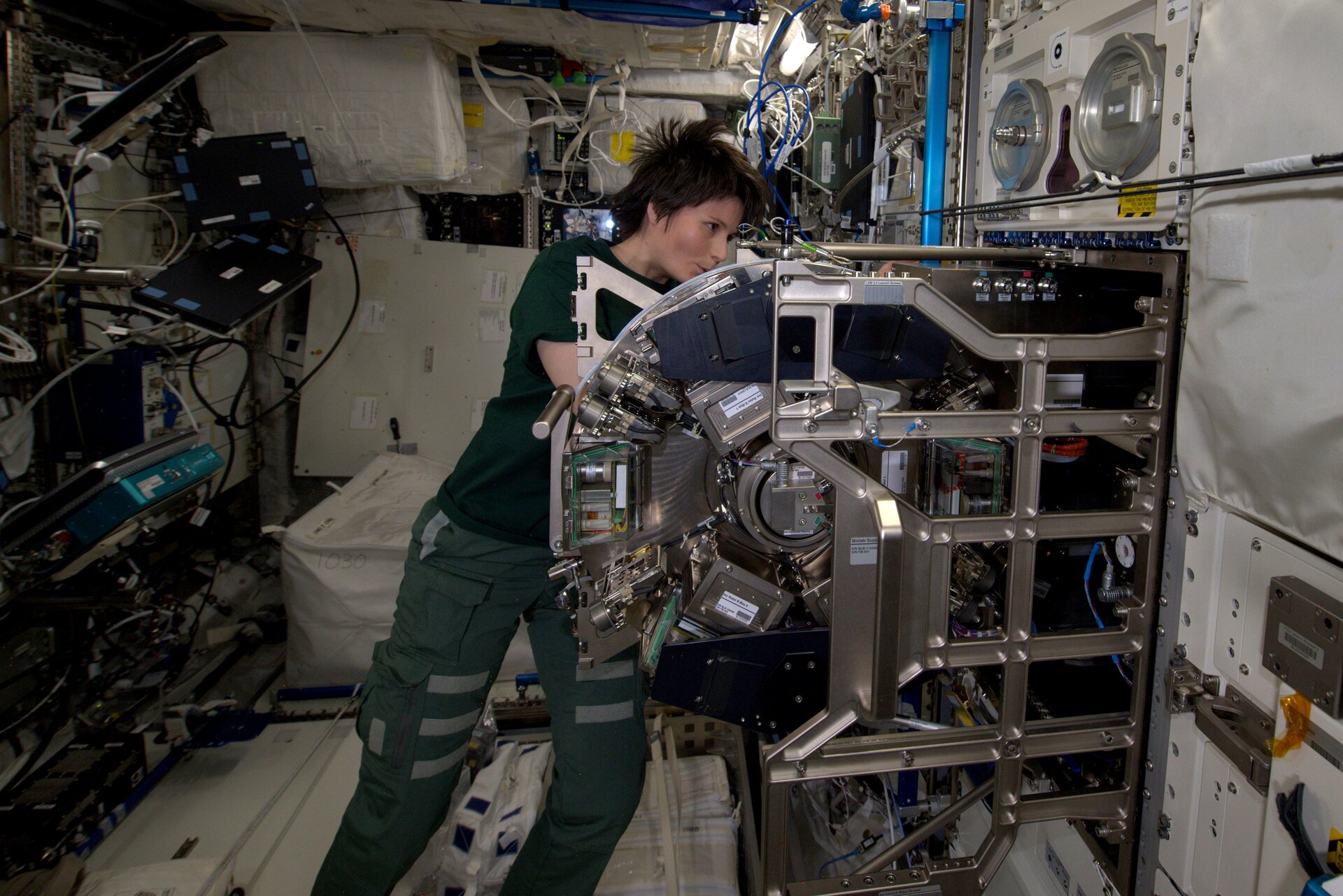 Samantha Cristoforetti a lavoro sulla ISS con il Biolab. Credits: ESA