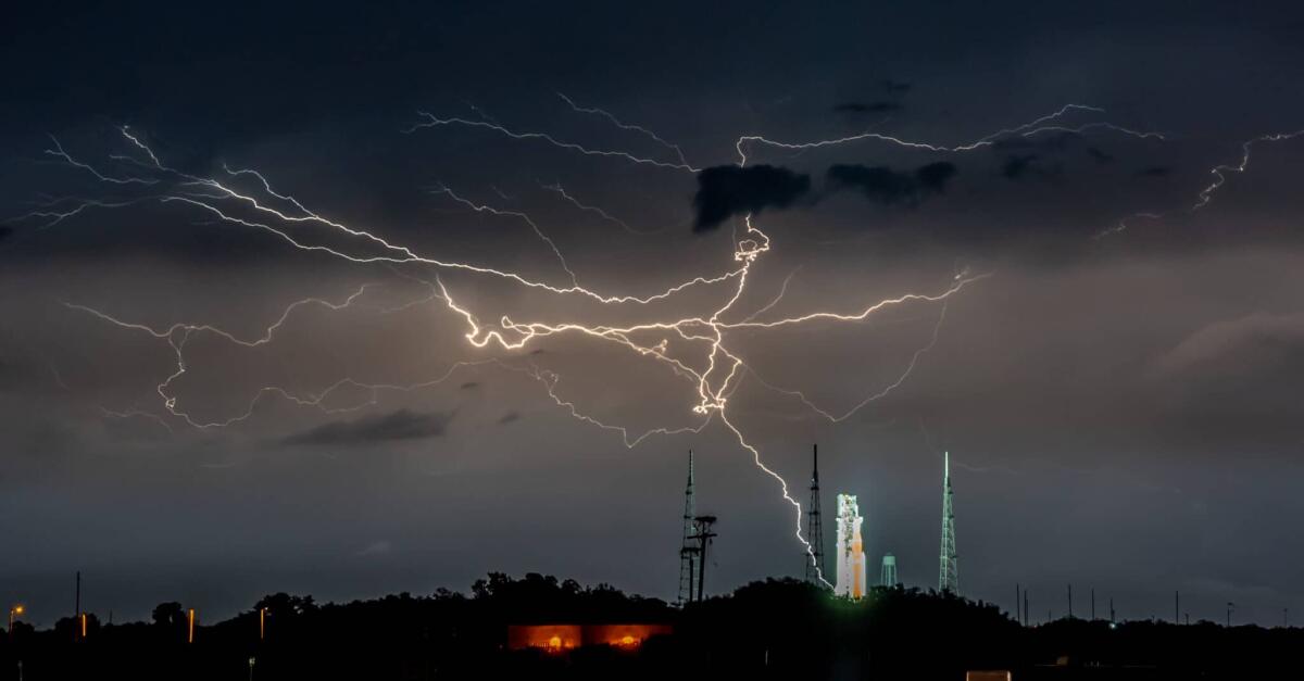Lo spettacolo del fulmine che sembra colpire l'SLS della NASA - 