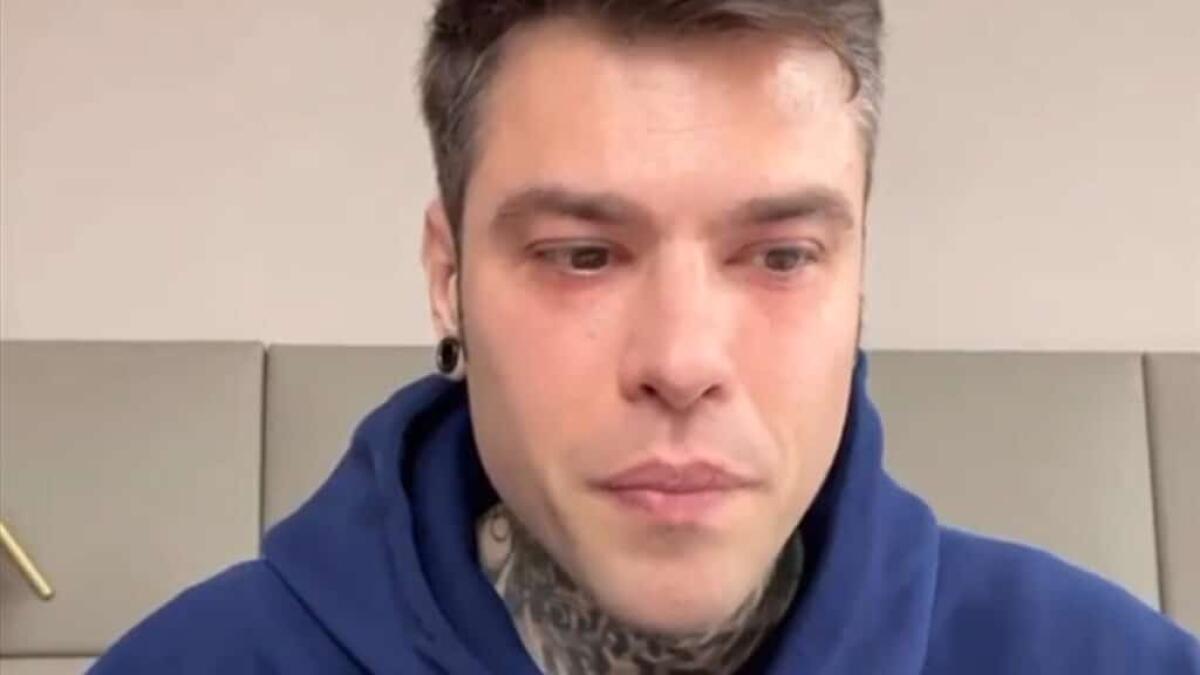 Fedez operato al San Raffaele: confermata l'ipotesi dell'operazione all'addome - Credits: Radio Kiss Kiss