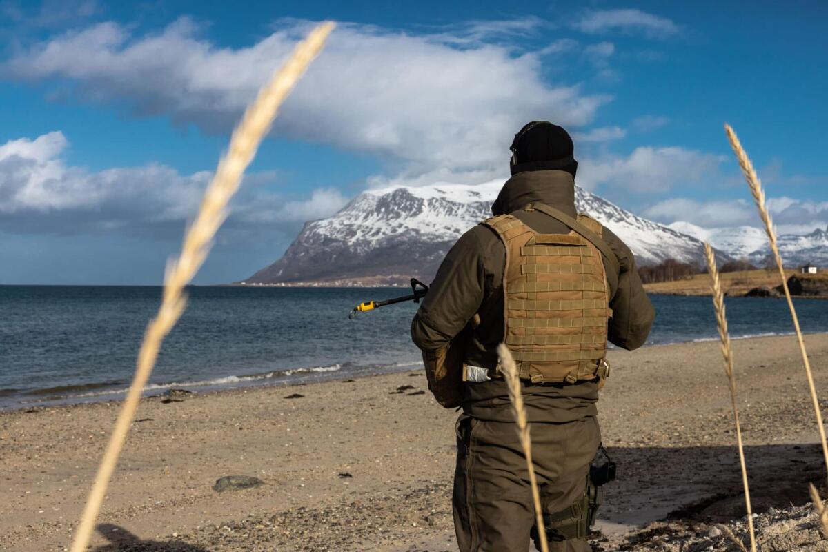Cold Response 2022: la NATO e la lotta tra i ghiacci - A Dutch reconnaissance marine stands watch over a beachhead near Sandstrand, Norway on 21 March during Exercise Cold Response 22.