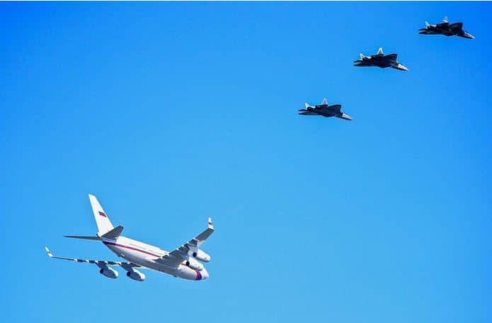 L'aereo presidenziale russo è scortato da caccia Su-57.  Credits: Ramil Sitdikov/Sputnik