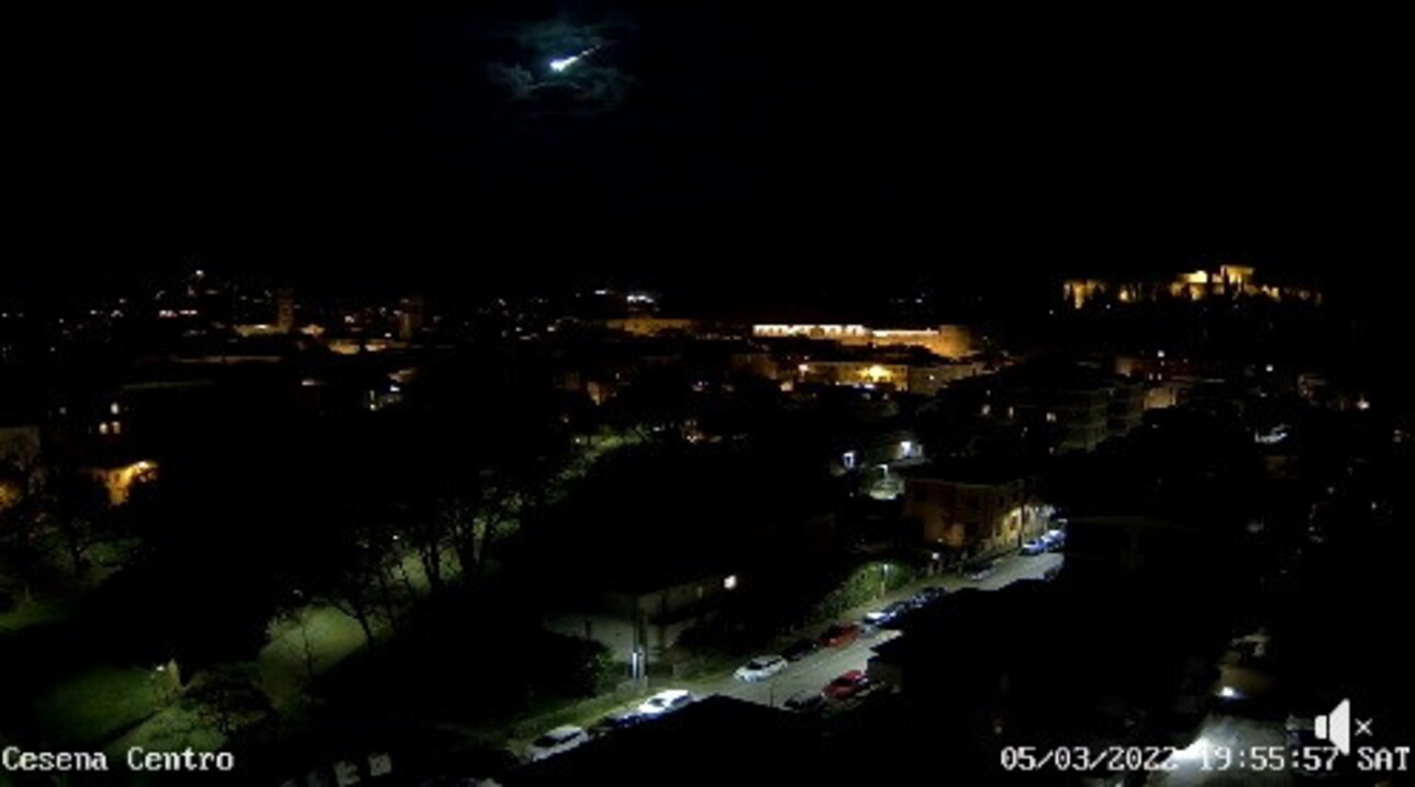 Meteorite attraversa mezza Italia: il passaggio ripreso sui cieli di Cesena e Forlì