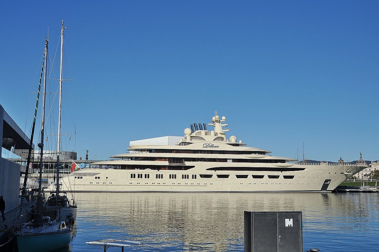Lo yacht Dilbar a Barcellona. Fonte: Wikimedia Commons