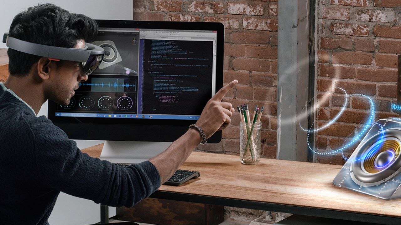 Esempio di realtà aumentata con il dispositivo Hololens - Credits: Everyeye Tech