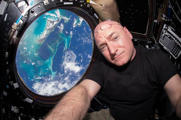 Scott Kelly, nella cupola della Stazione Spaziale Internazionale. Credit: NASA