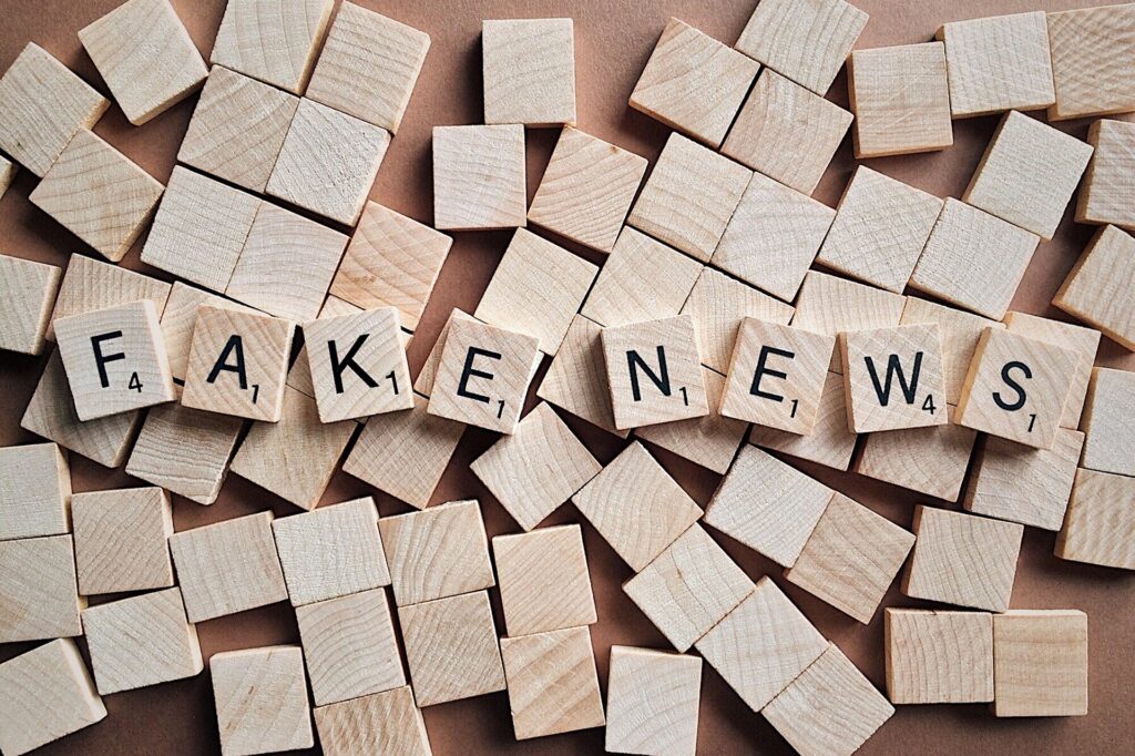 La prima fake news della storia? Può sembrare una provocazione, ma secondo alcuni è avvenuta con la comparsa del genere umano tramite le lusinghe del serpente sulla bontà del frutto che indusse Eva ad offrirlo ad Adamo.