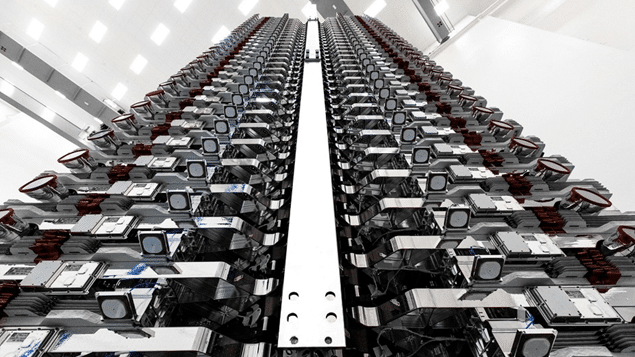 Satelliti Starlink posizionati su dispenser in preparazione per il lancio. Crediti: SpaceX.