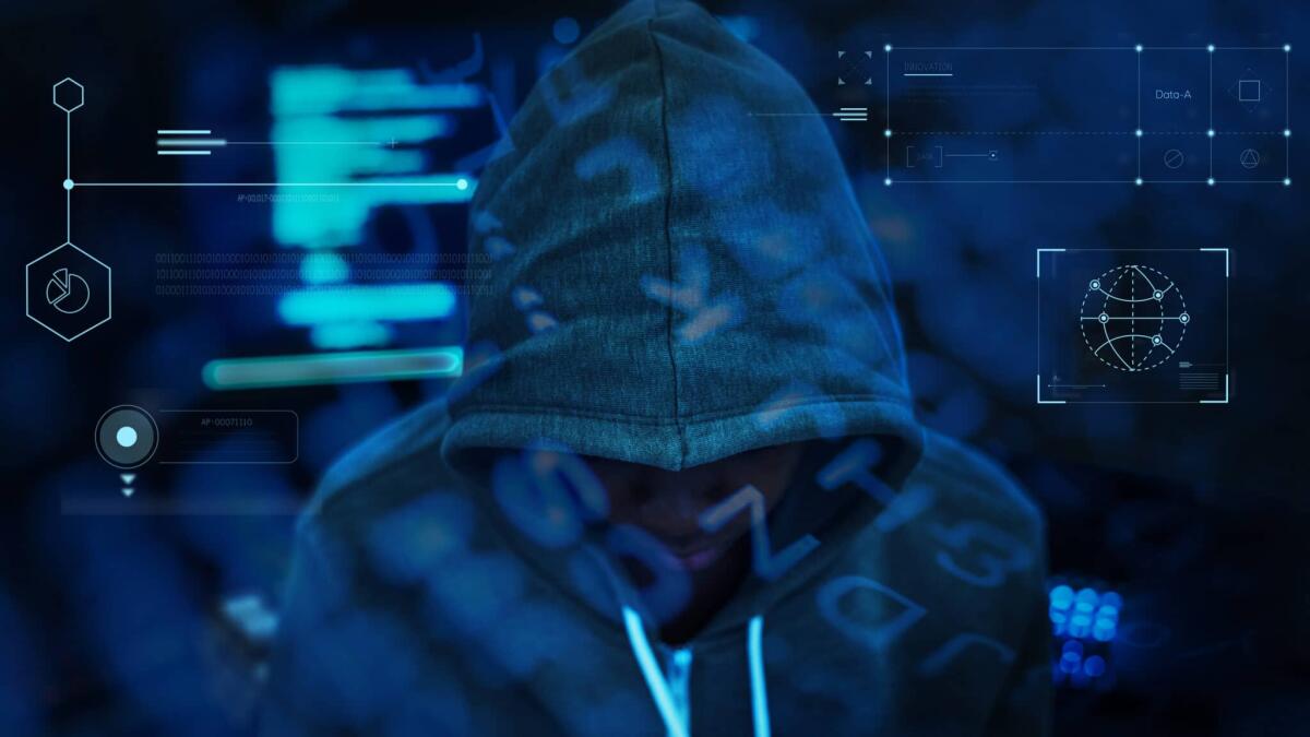 Sottrazione illecita di denaro online: come difendersi dai ransomware? - Hacker working in the darkness