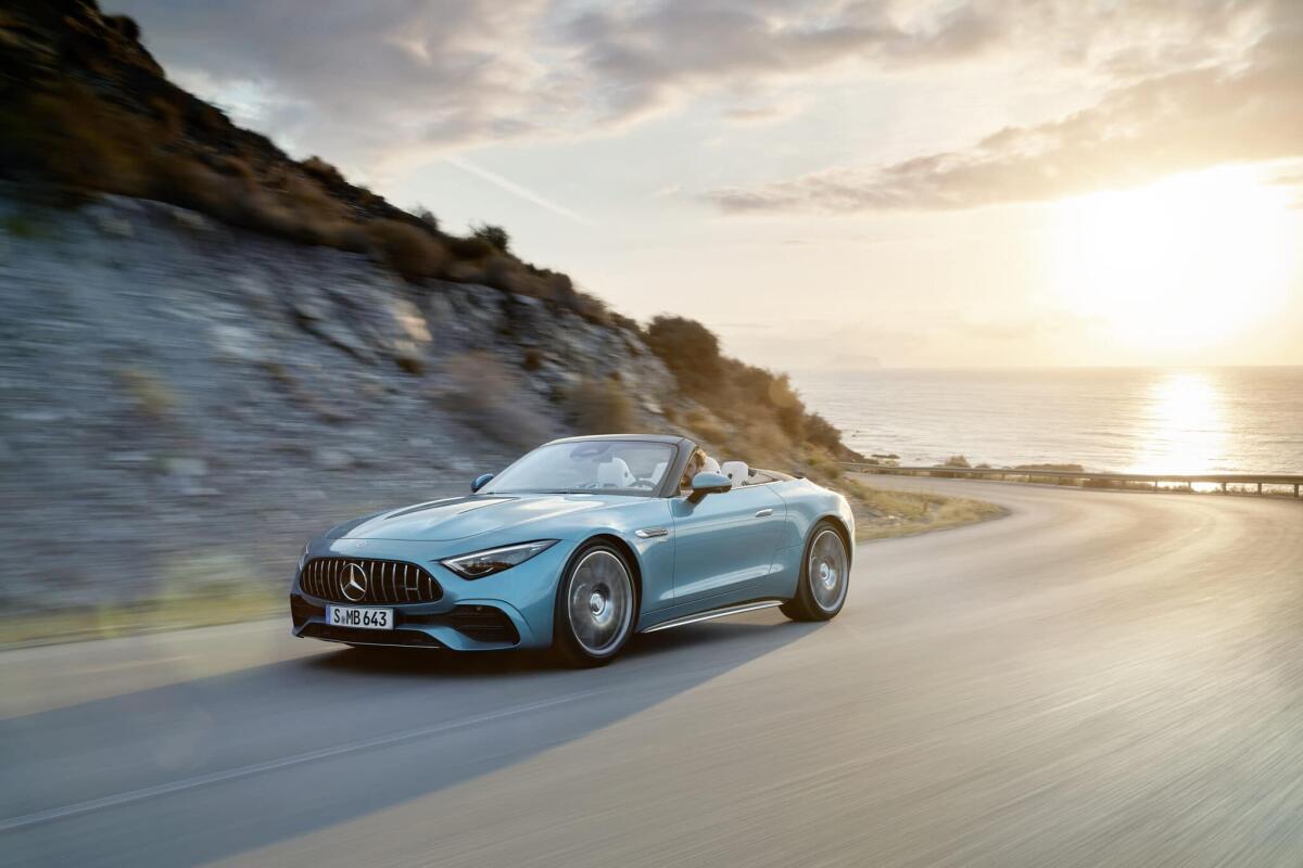 Mercedes-AMG SL 43: l'entry level con tecnologia da Formula 1 - [Mercedes-AMG SL 43 Roadster | Kraftstoffverbrauch kombiniert: 9,4-8,9 l/100 km | CO₂-Emissionen kombiniert: 214-201 g/km]* Exterieur: Hyperblau metallic; Interieur: Leder Nappa Style kristallweiß. // [Mercedes-AMG SL 43 Roadster | fuel consumption c
