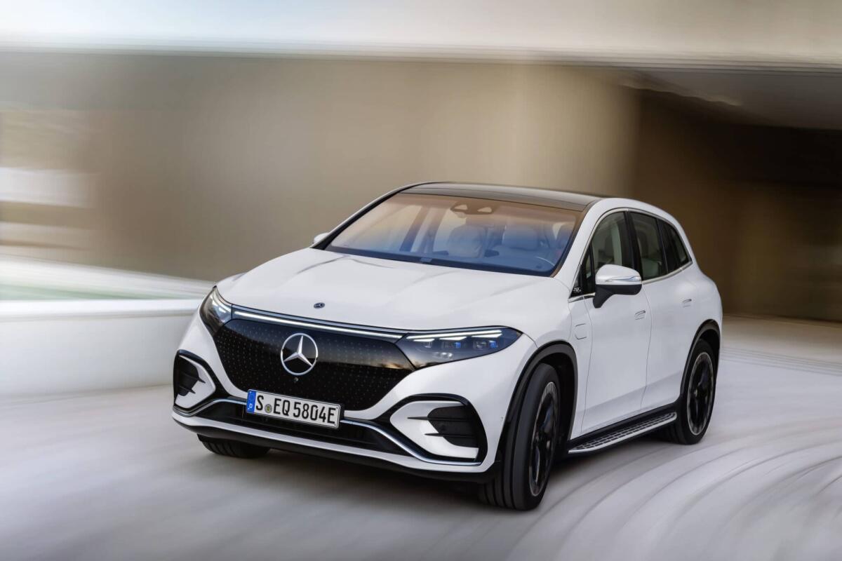 EQS SUV: ecco la Mercedes elettrica top di gamma che sfiderà la BMW iX - Mercedes-EQ. EQS SUV, Exterieur, Fahraufnahme, Diamantweiß, AMG Line 

Mercedes-EQ. EQS SUV, exterior, driving shot, diamond white, AMG Line