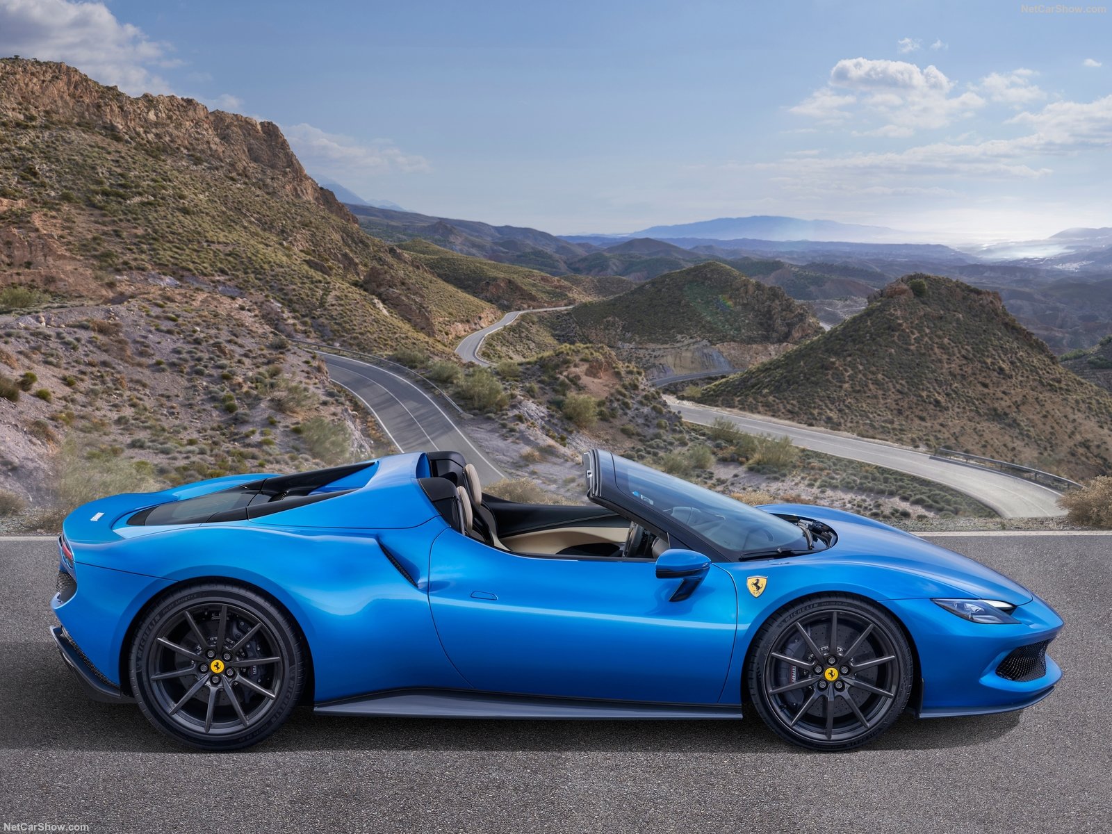 Ferrari 296 GTS: arriva la decappottabile ibrida da 830 cv