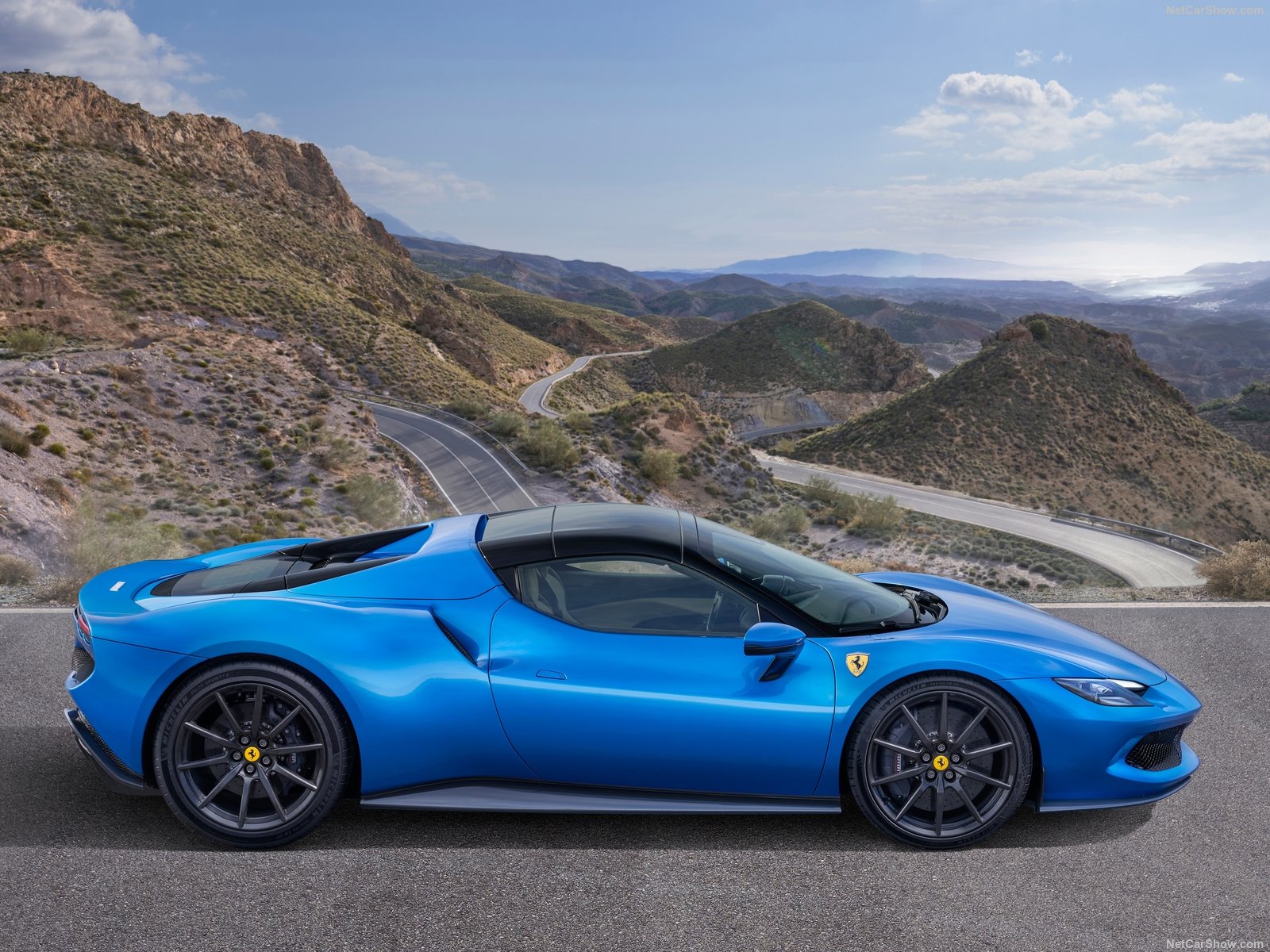 Ferrari 296 GTS: arriva la decappottabile ibrida da 830 cv