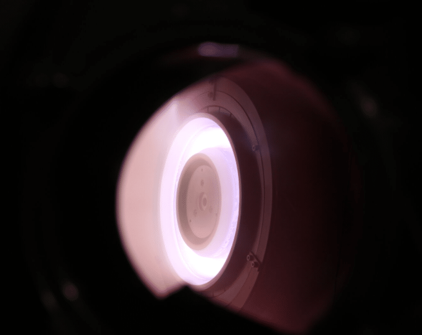 Il propulsore di prova ,inizialmente sparato utilizzando un propellente allo xeno standard, è stato spostato nell'aria atmosferica, dimostrando il principio della propulsione elettrica a respirazione d'aria, 05-03-2018, Esa