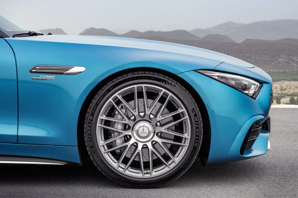 Mercedes-AMG SL 43: l'entry level con tecnologia da Formula 1