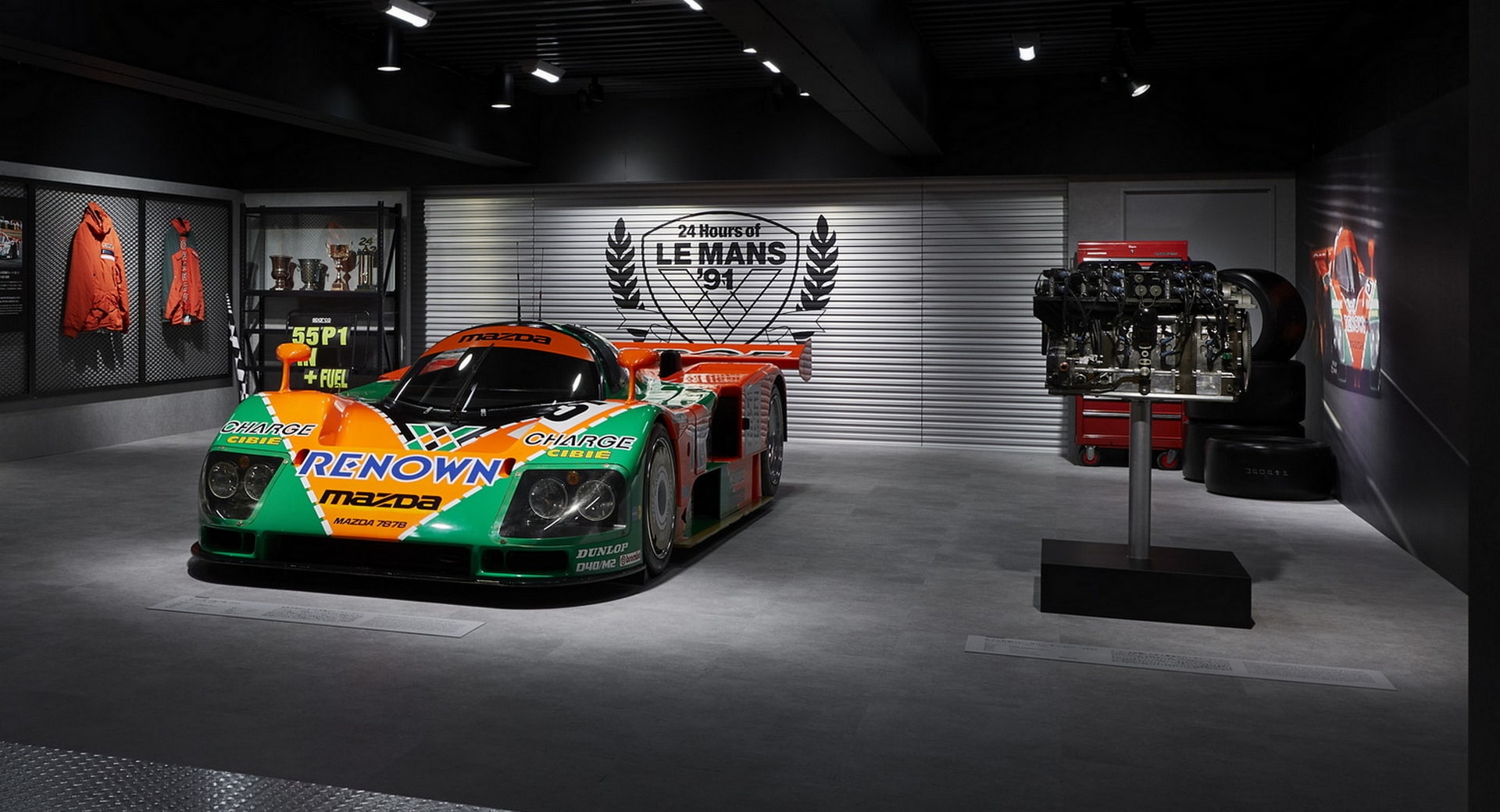Sulla sinistra la Mazda 787B, sulla destra il motore con 4 rotori che ha consentito di vincere la 24 Ore di Le Mans del 1991