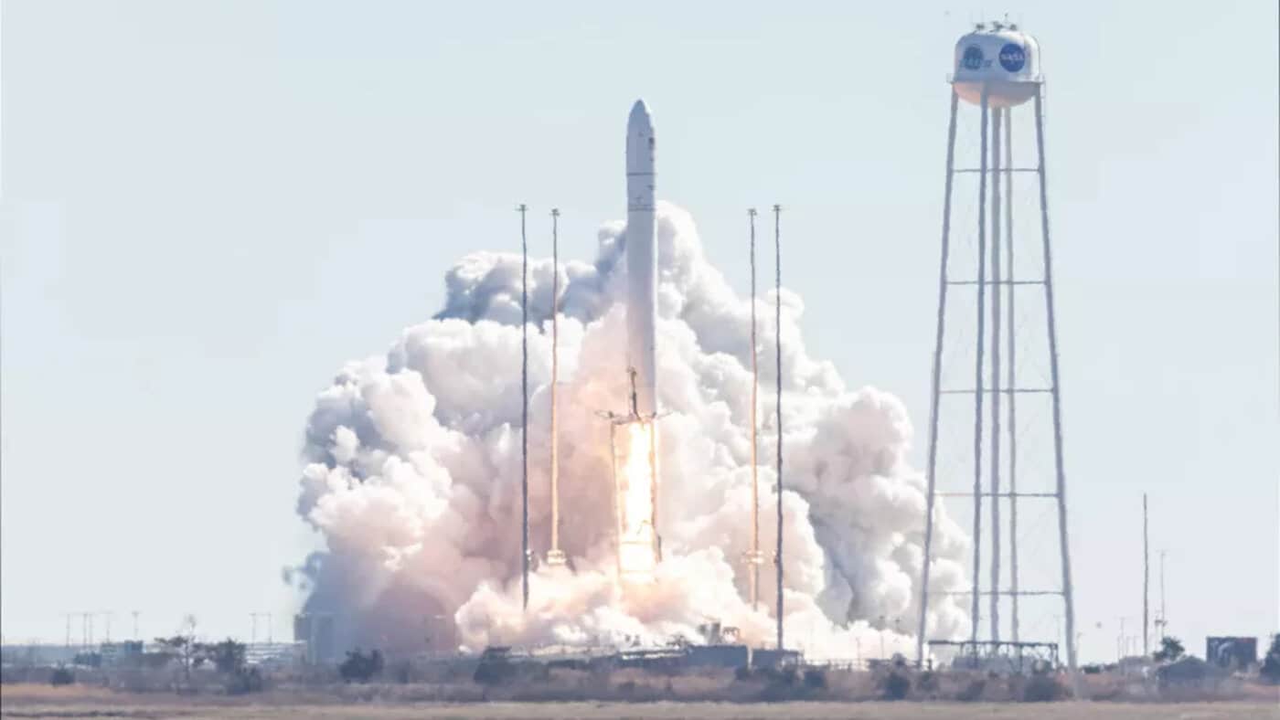 Il primo stadio dell'Antares con il cargo Cygnus. Credit: NASA.