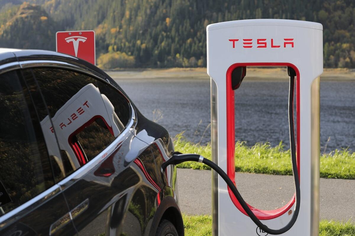Tesla Supercharger: una rete di ricarica per i veicoli elettrici sempre più capillare - 