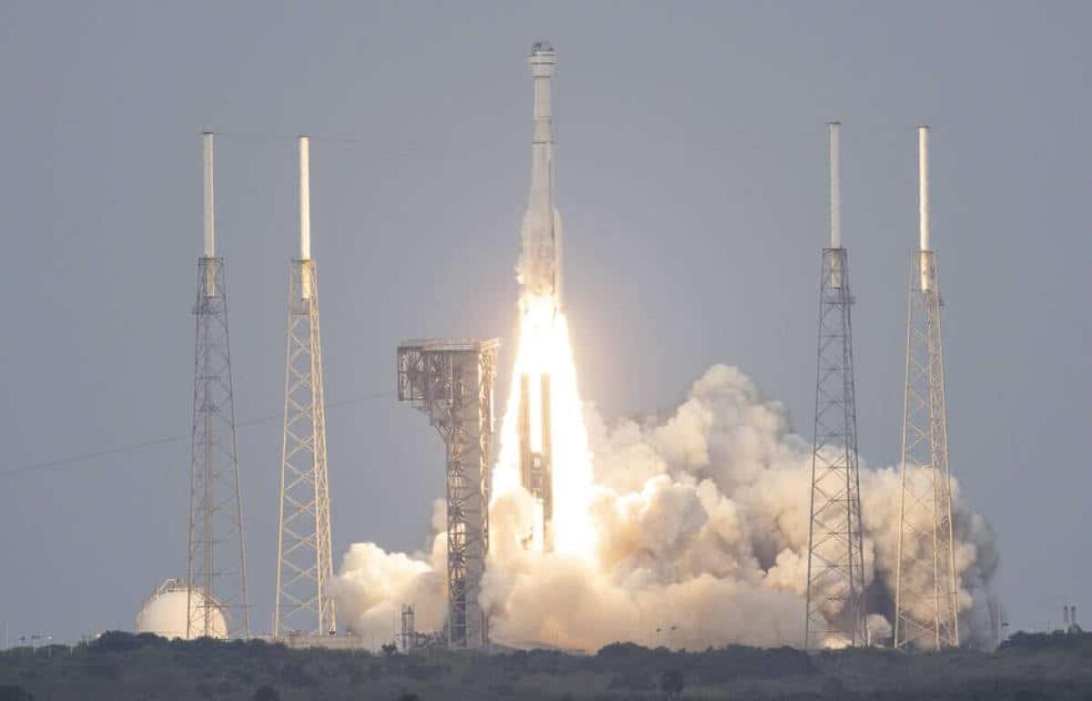 Starliner lanciato verso la Stazione Spaziale, senza equipaggio - A United Launch Alliance Atlas V rocket with Boeing’s CST-100 Starliner spacecraft launches from Space Launch Complex 41, Thursday, May 19, 2022, at Cape Canaveral Space Force Station in Florida. Boeing’s Orbital Flight Test-2 (OFT-2) is Starliner’s 