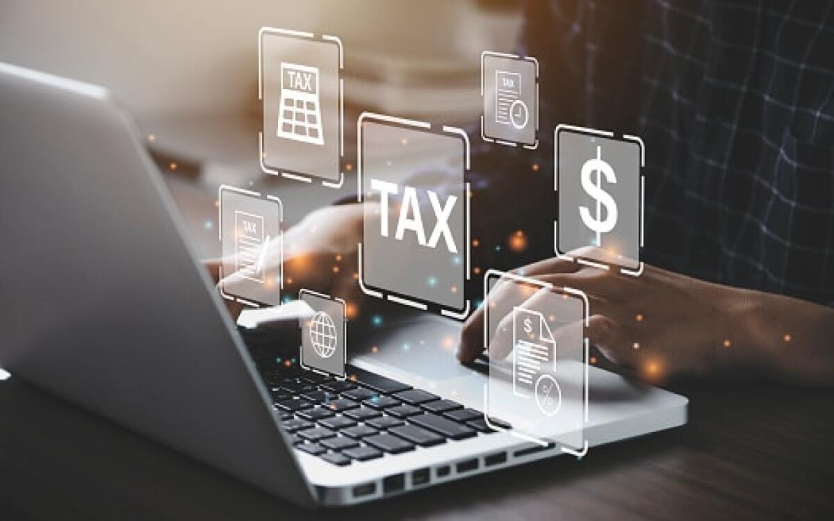 Il regime fiscale per un investimento ben ponderato - Busines using a computer to complete Individual income tax return form online for tax payment. Government, state taxes. Data analysis, paperwork, financial research, report. Calculation tax return.