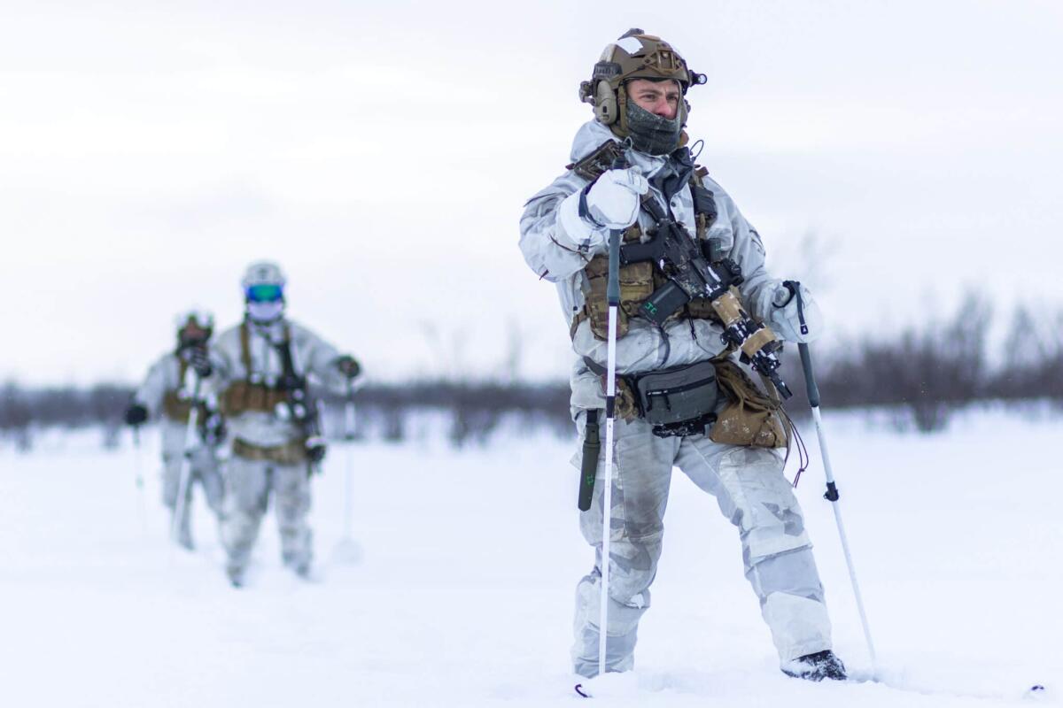 Svezia e Finlandia nella NATO? La Russia ammassa truppe lungo i confini nordici - US Army Special Forces soldiers assigned to 10th Special Forces Group move out on skis into the Swedish Arctic on 23 February 2022. 
The Special Forces soldiers are preparing for Exercise Cold Response 22, a Norwegian-led multinational exercise that 