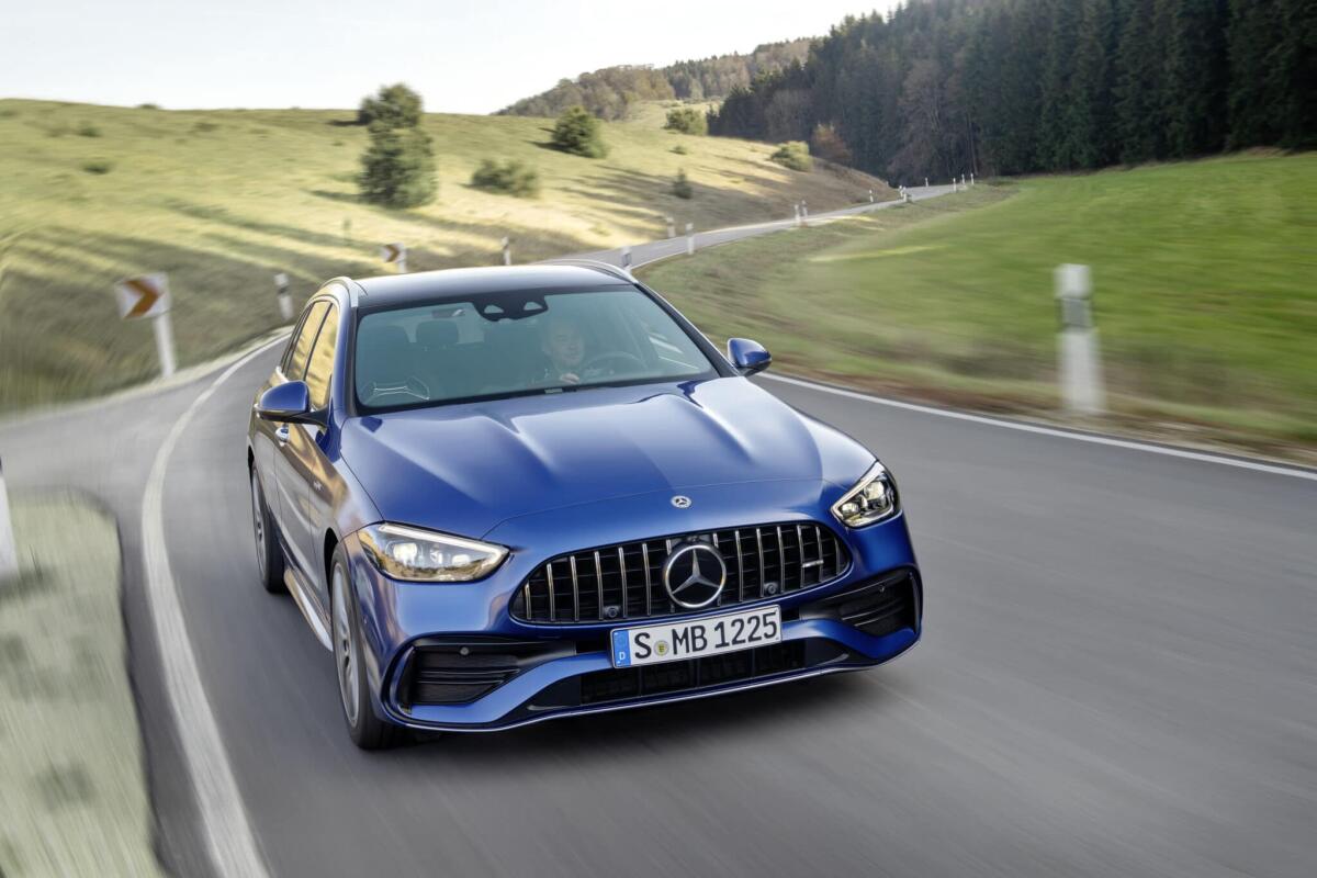 Mercedes Classe C: presentata la nuova 43 AMG - Mercedes-AMG C 43 4MATIC T-Modell | Kraftstoffverbrauch kombiniert: 9,2-8,8 l/100 km | CO₂-Emissionen kombiniert: 209-199 g/km*. Exterieur: Spektralblau; Interieur: schwarz mit grauen Nähten.;Kraftstoffverbrauch kombiniert: 9,2-8,8 l/100 km | CO₂-Emi