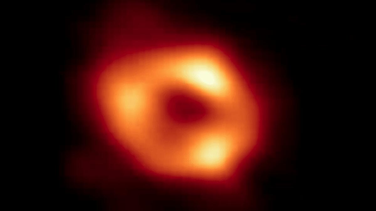 Sagittarius A: rivelata la prima immagine del buco nero al centro della nostra galassia - 