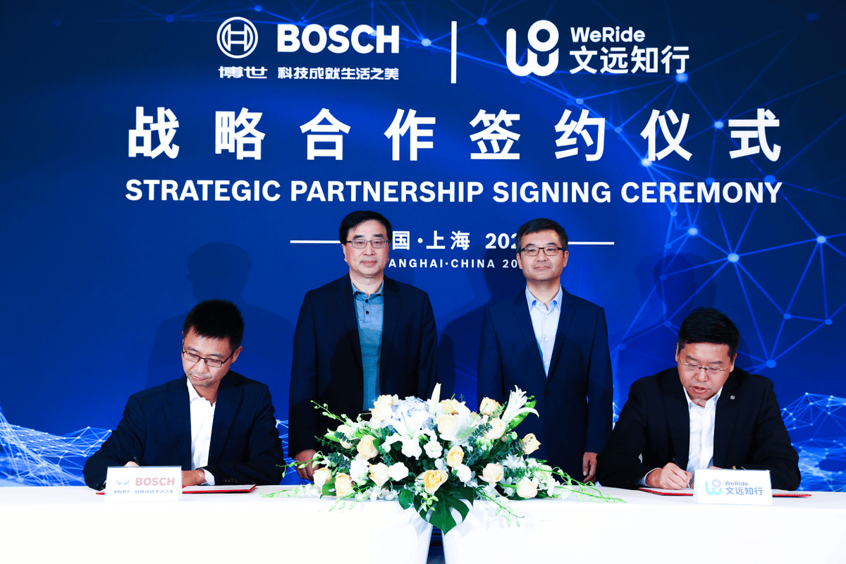I rappresentanti di Bosch e WeRide alla cerimonia per la firma della partnership. Credits: WeRide.