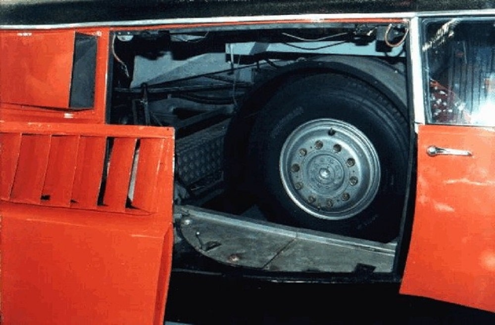 La ruota posta dentro l'auto che veniva testata