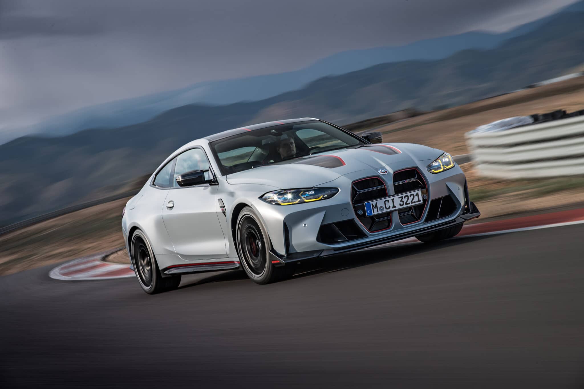 BMW M4 CSL, nata per aggredire i cordoli